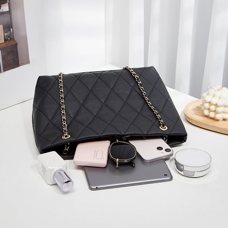 Damen Einkaufstasche mit eleganter Steppung und goldfarbener Kette Nord Taschen