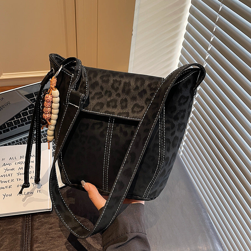 Damen Umhängetasche mit elegantem Leo-Muster und charmanten Details Nord Taschen