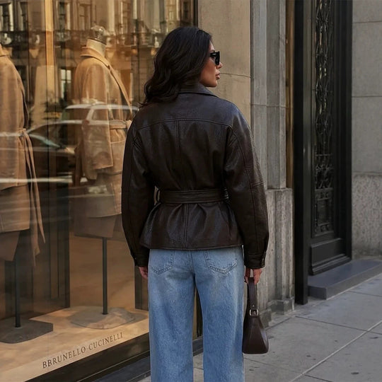 Damen Taillierte Lederimitat-Bikerjacke mit Bindegürtel und überschnittener Schulter Nord Taschen