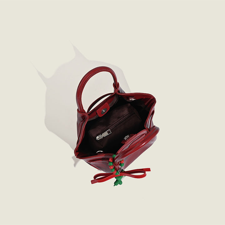 Damen Handtasche mit dekorativem Anhänger und hochwertigem Lackfinish Nord Taschen