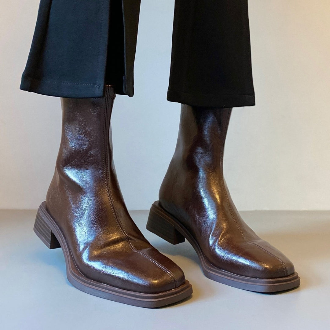 Damen Stiefelette im Reitstiefel‑Look aus softem Glattleder mit quadratischer Kappnaht und gestapeltem Blockabsatz Nord Taschen