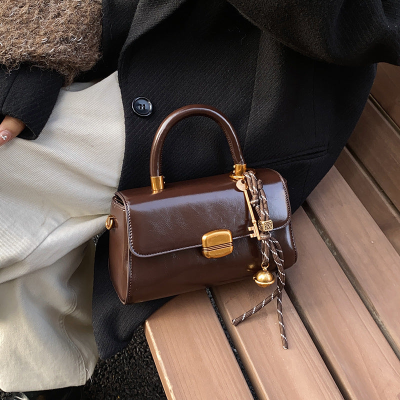 Damen elegante Schultertasche mit exklusivem Schlüsselanhänger Nord Taschen