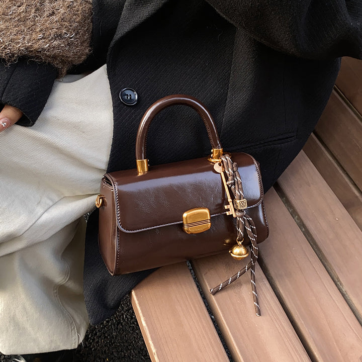 Damen elegante Schultertasche mit exklusivem Schlüsselanhänger Nord Taschen