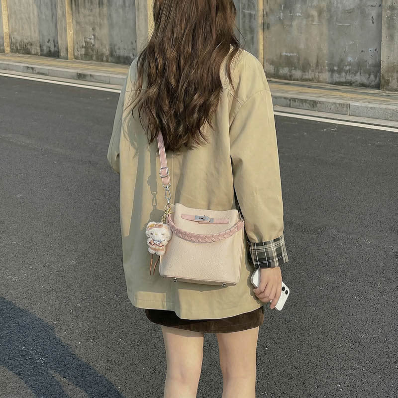 Damen Umhängetasche aus strukturiertem Kunstleder mit geflochtenem Schulterriemen Nord Taschen