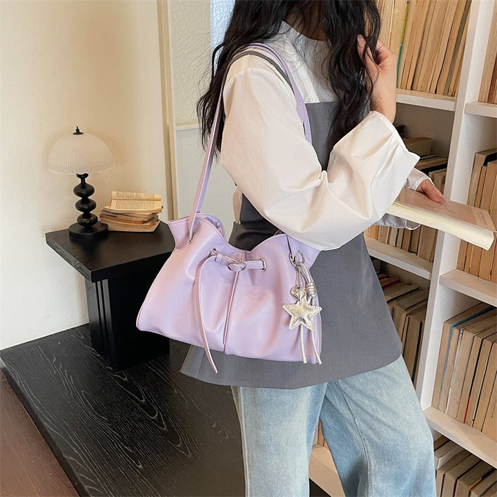Damen modische Shopper Tasche mit elegantem Kordelzug und dekorativem Anhänger Nord Taschen