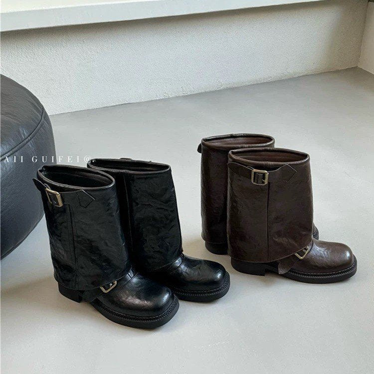 Damen Glänzende Mid‑Calf Bikerboots mit Zierriemen und Schnallen Nord Taschen