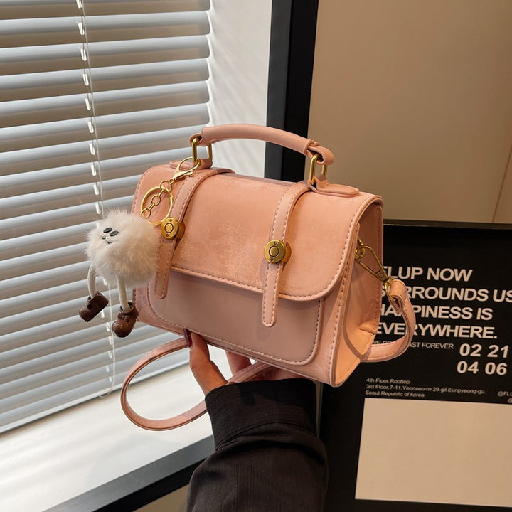 Damen Handtasche mit abnehmbarem Kuschelamhänger | Nord Taschen