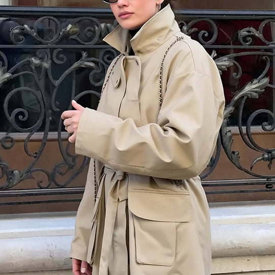 Damen Taillierte Übergangsjacke mit Stehkragen, Schultercape und Bindegürtel Nord Taschen