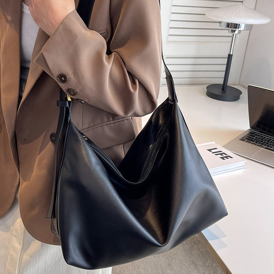 Damen Hobo-Tasche mit geschmeidigem Kunstleder und dezenten Goldakzenten Nord Taschen
