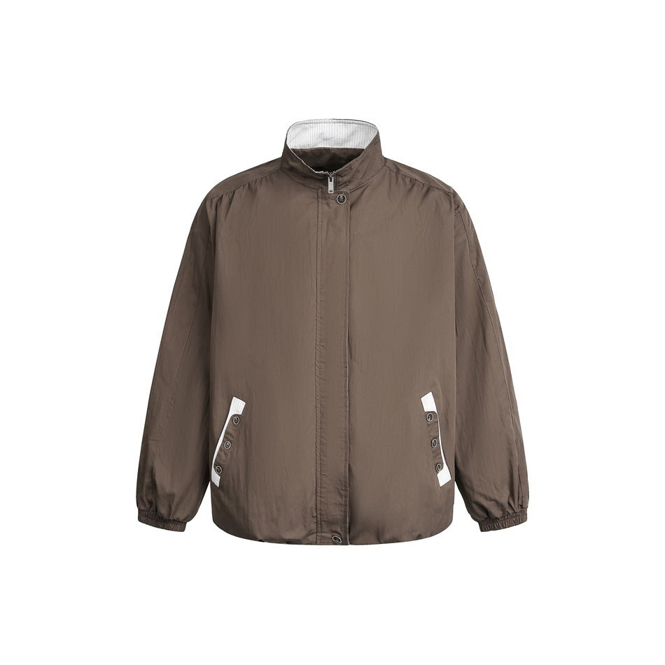 Unisex Kurz geschnittene leichte Windblousonjacke mit Stehkragen, verdecktem Reißverschluss und kontrastierten Pattentaschen Nord Taschen