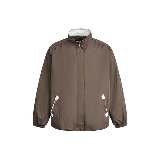 Unisex Kurz geschnittene leichte Windblousonjacke mit Stehkragen, verdecktem Reißverschluss und kontrastierten Pattentaschen Nord Taschen