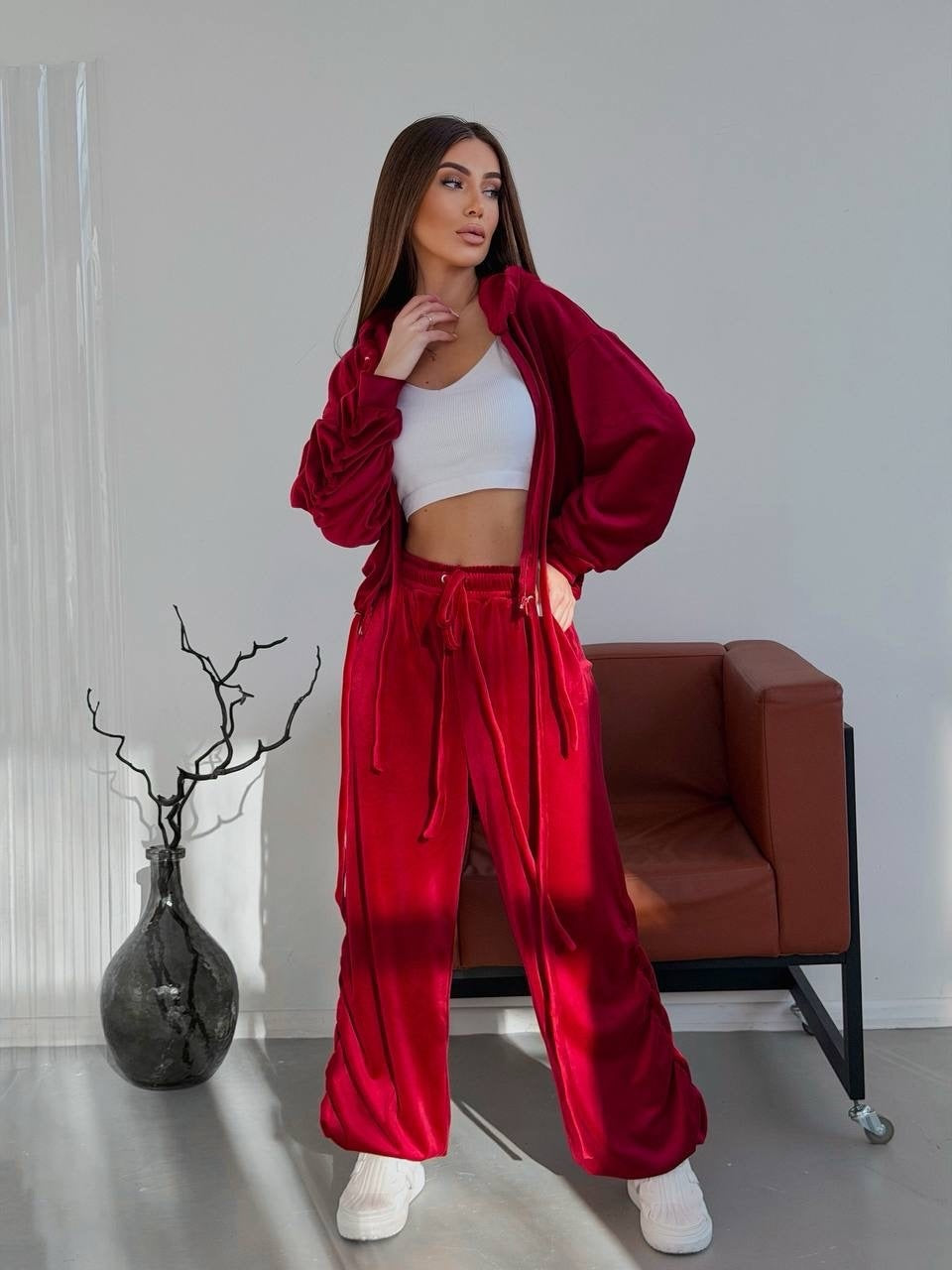 Damen Cropped Kapuzen-Sweatshirt mit Kordelzug am Saum und weite Raffung-Loungehose Nord Taschen