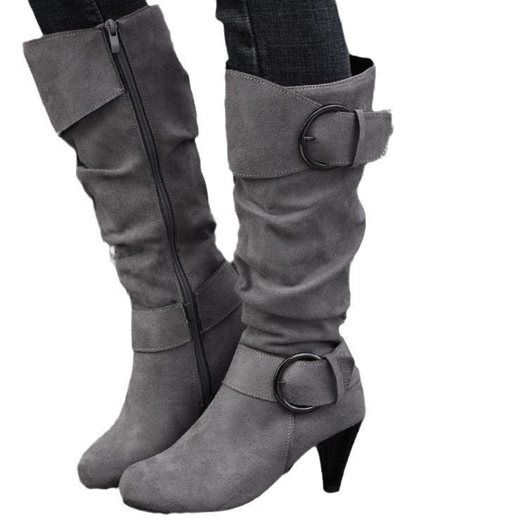 Damen Slouch‑Stiefel mit konischem Absatz, spitzer Leiste und Zierschnallen Nord Taschen