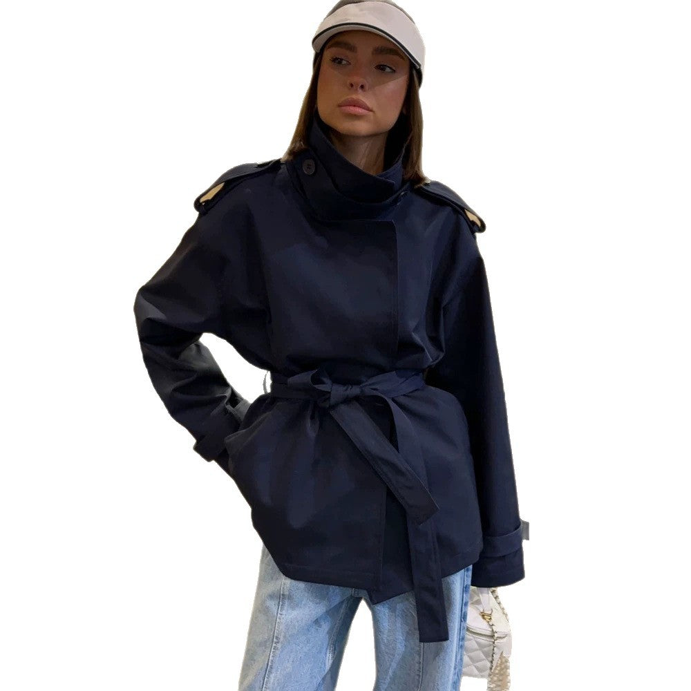 Damen Kurztrenchcoat mit Bindegürtel, hohem Stehkragen und Schulterklappen Nord Taschen