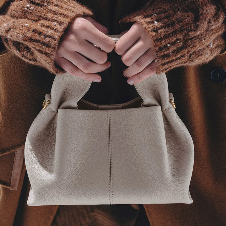 Damen Hobo-Tasche aus hochwertigem Kunstleder mit eleganter Kettenapplikation Nord Taschen