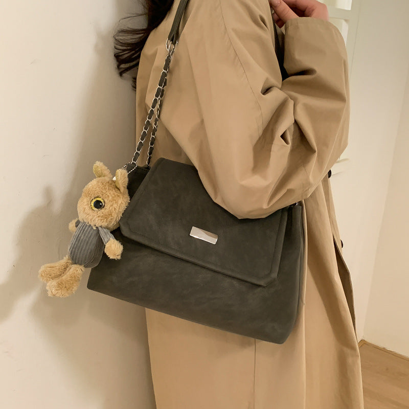 Damen Umhängetasche mit charmantem Plüschanhänger und eleganter Blessur Nord Taschen