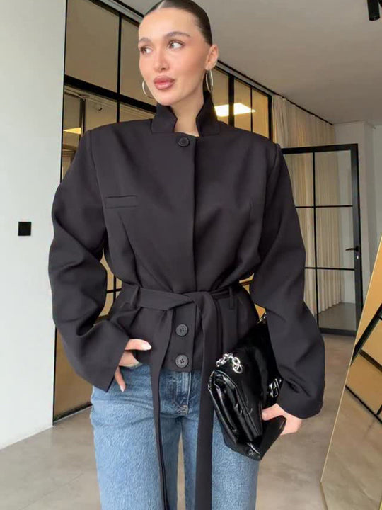 Damen Taillierter kurzgeschnittener Blazer mit Stehkragen, Schößchen und Bindegürtel Nord Taschen