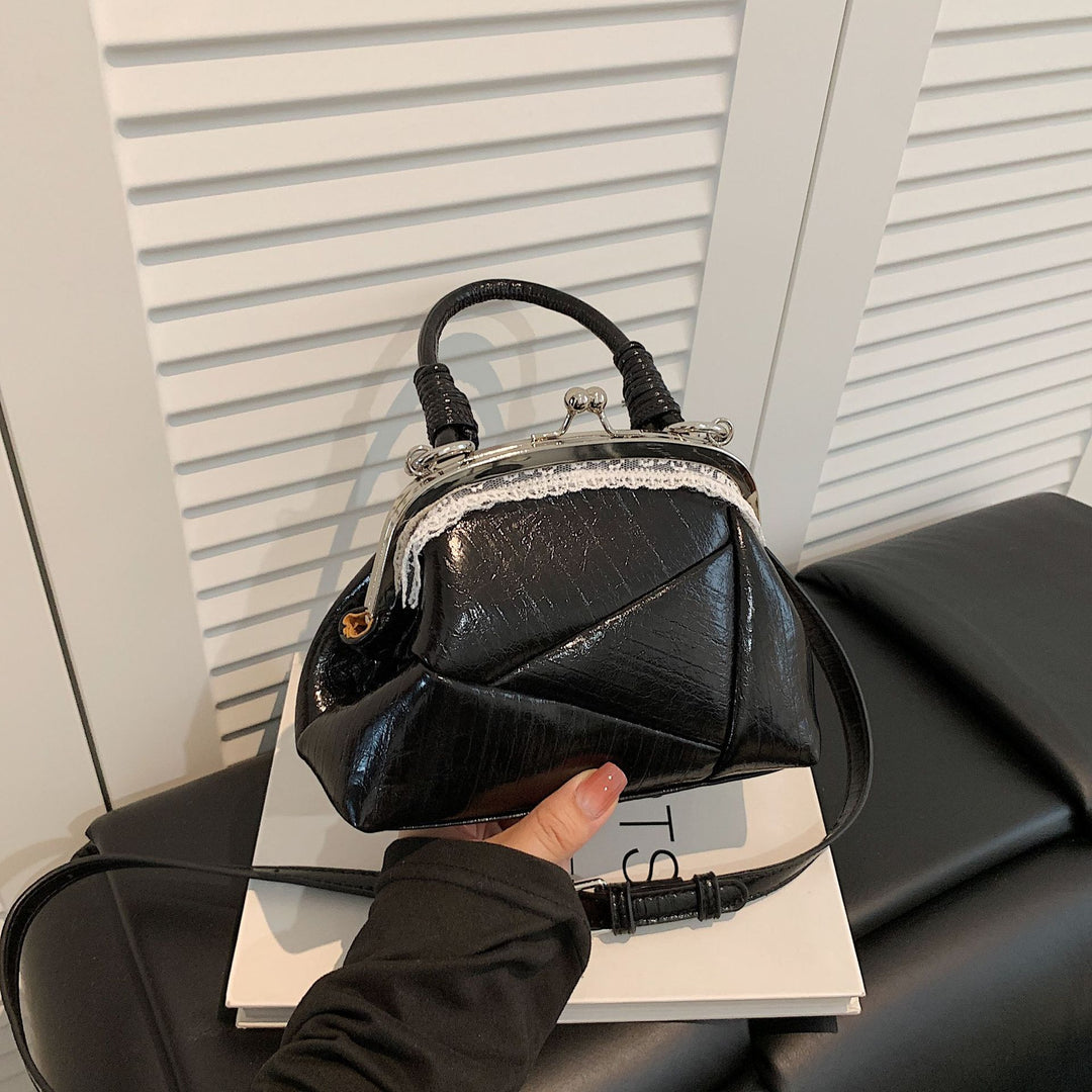 Damen elegante Umhängetasche mit stylischem Klappverschluss Nord Taschen