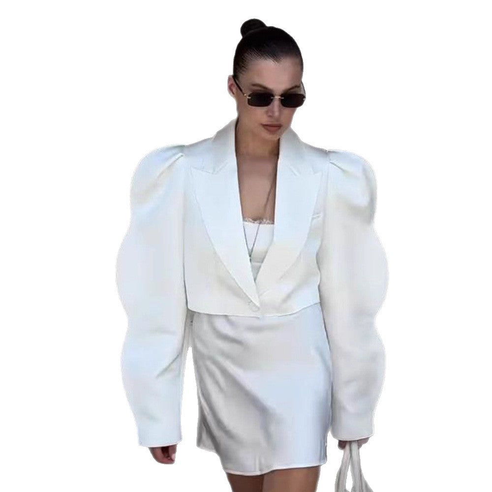 Damen Skulpturaler Cropped-Blazer mit dramatischen Ballonärmeln Nord Taschen
