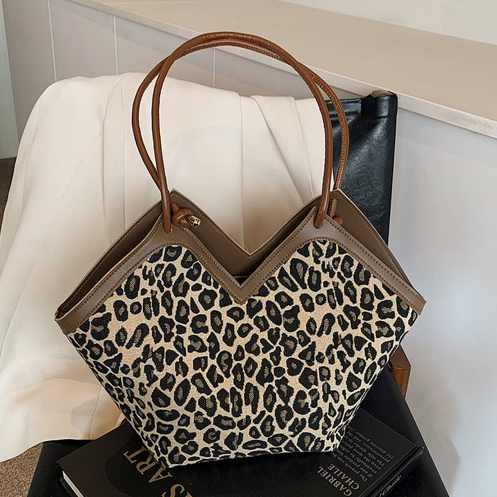 Damen Hobo-Tasche mit elegantem Leopardenmuster und praktischem Plüschanhänger Nord Taschen