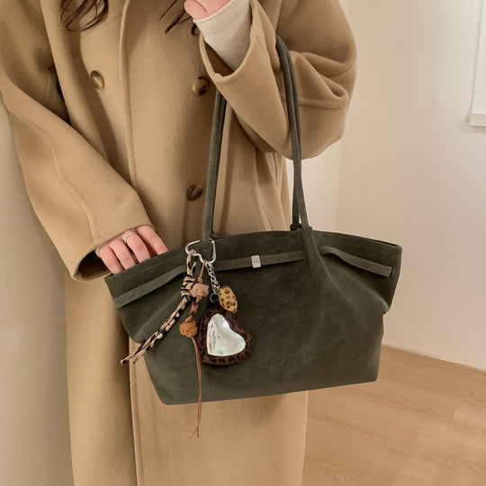 Damen Schultertasche aus hochwertigem Kunstleder mit dekorativem Anhänger Nord Taschen
