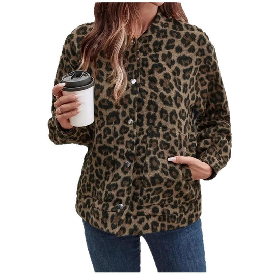 Damen Kurz geschnittene Kuscheljacke im Leo-Fleece mit Stehkragen und Druckknöpfen Nord Taschen