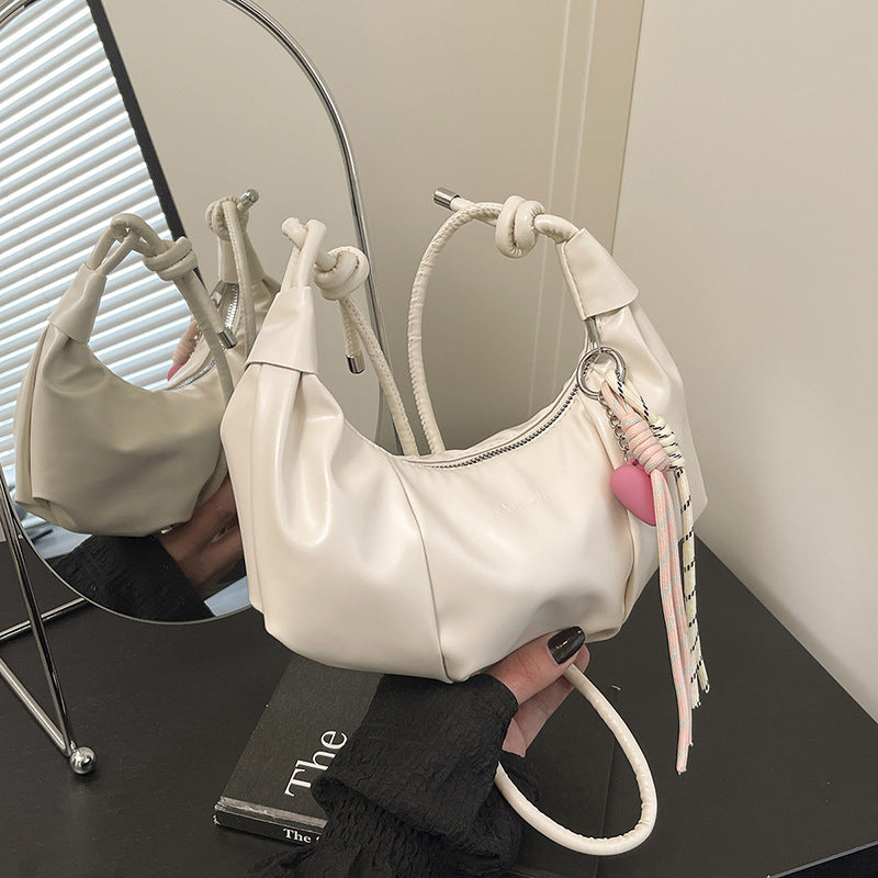 Damen Handtasche mit einzigartigem Kordelzugdesign und verspieltem Anhänger Nord Taschen