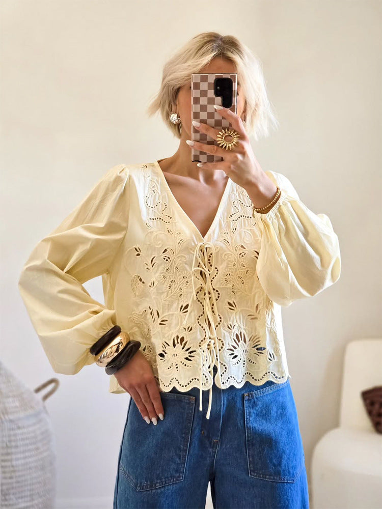 Damen Leichte Broderie-Anglaise-Spitzenbluse mit V-Ausschnitt, Bindeband und Ballonärmeln Nord Taschen