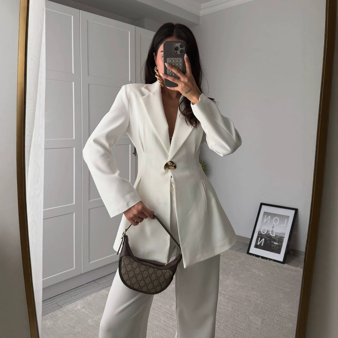 Damen Taillierter Longblazer mit goldener Statement-Schnalle Nord Taschen