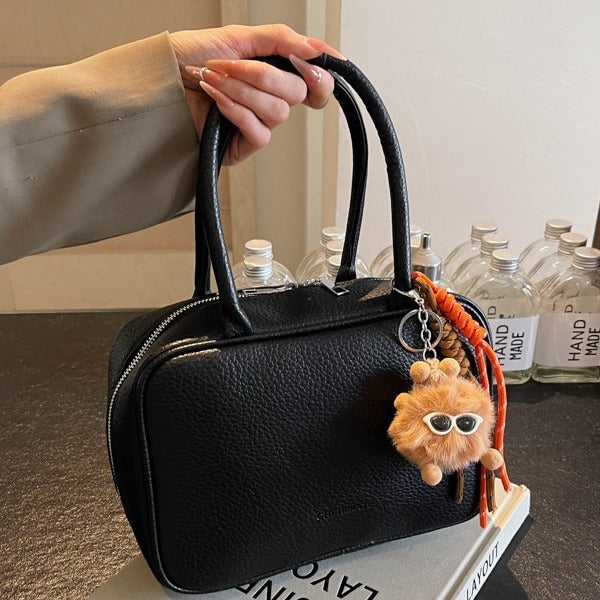 Damen Handtasche im stilvollen Design mit abnehmbarem Kuschelanhänger | Nord Taschen
