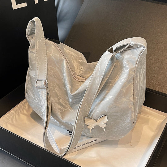 Damen Umhängetasche aus leichtem Material mit dekorativem Schmetterlingsdetail Nord Taschen