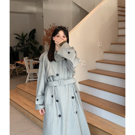 Damen Langer Nadelstreifen-Trenchcoat mit Bindegürtel Schulterpatten und ausgestelltem Saum Nord Taschen