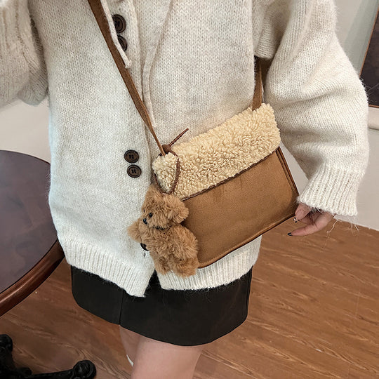 Damen Umhängetasche mit flauschigem Obermaterial und niedlichem Anhänger Nord Taschen