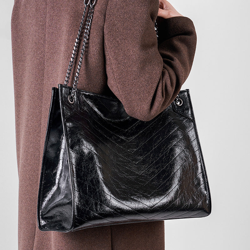 Damen Mode-Handtasche mit glänzender Oberfläche und Kettendetails Nord Taschen