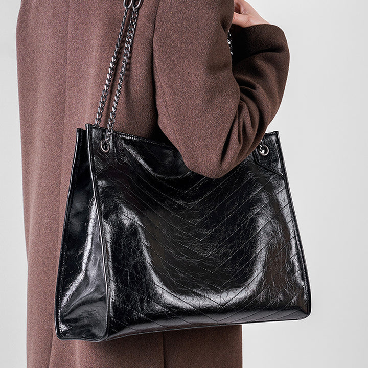 Damen Mode-Handtasche mit glänzender Oberfläche und Kettendetails Nord Taschen
