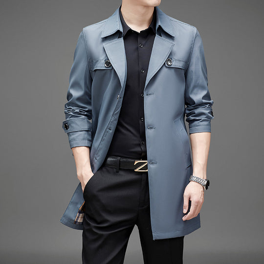 Herren Leichter City-Trenchcoat mit klassischem Revers, verstaubaren Ärmelriegeln und dezentem Innenkaromuster Nord Taschen