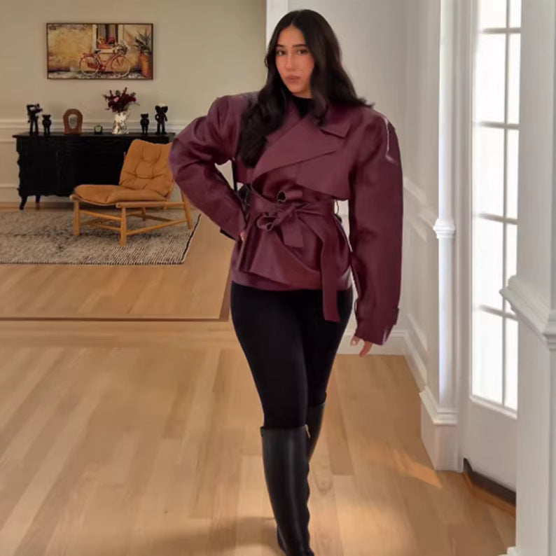Damen Taillierte kurze Trenchjacke mit Bindegürtel und Cape-Detail aus veganer Lederoptik Nord Taschen