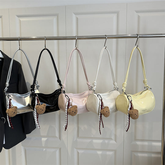 Damen Handtasche aus glänzendem Kunstleder mit abnehmbarem Anhänger Nord Taschen