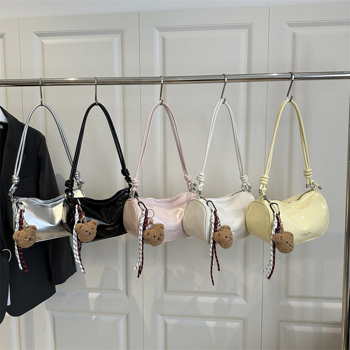 Damen Handtasche aus glänzendem Kunstleder mit abnehmbarem Anhänger Nord Taschen