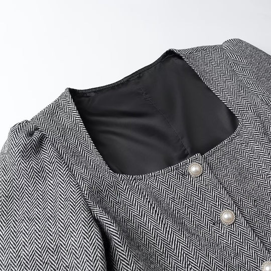 Damen Kurzblazer mit Fischgrätstruktur, eckigem Ausschnitt und Zierknöpfen Nord Taschen