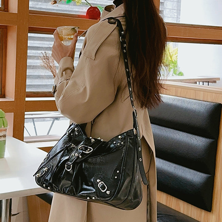Damen Hobo-Tasche mit innovativem Faltendesign und dekorativen Nieten Nord Taschen