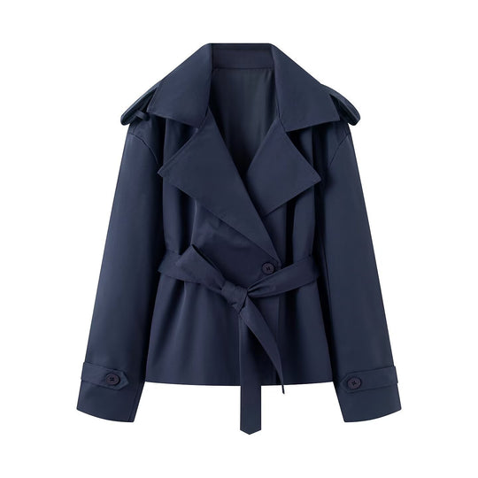Damen Kurz geschnittener doppeltreihiger Trenchcoat mit Taillengürtel und Schulterklappen Nord Taschen