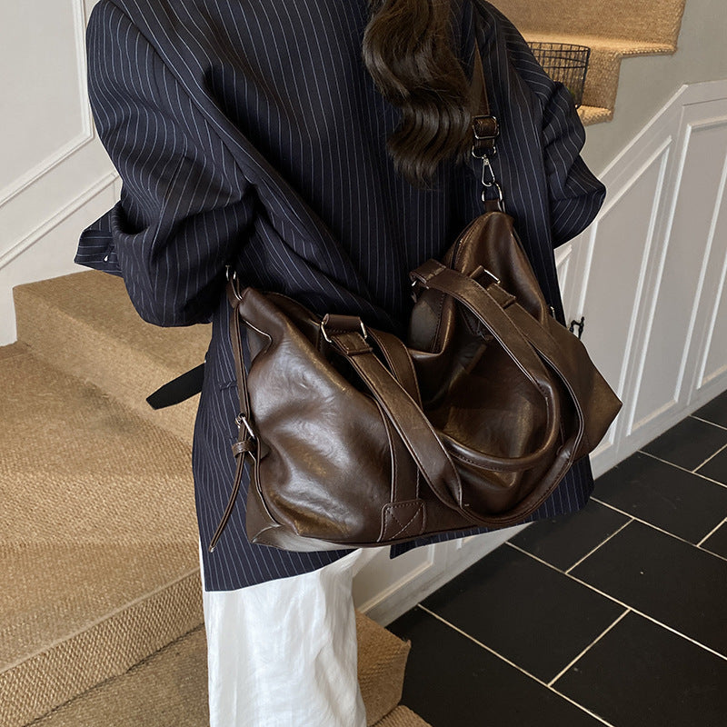 Damen Ledertasche mit geräumigem Innenraum und praktischem Tragegriff Nord Taschen