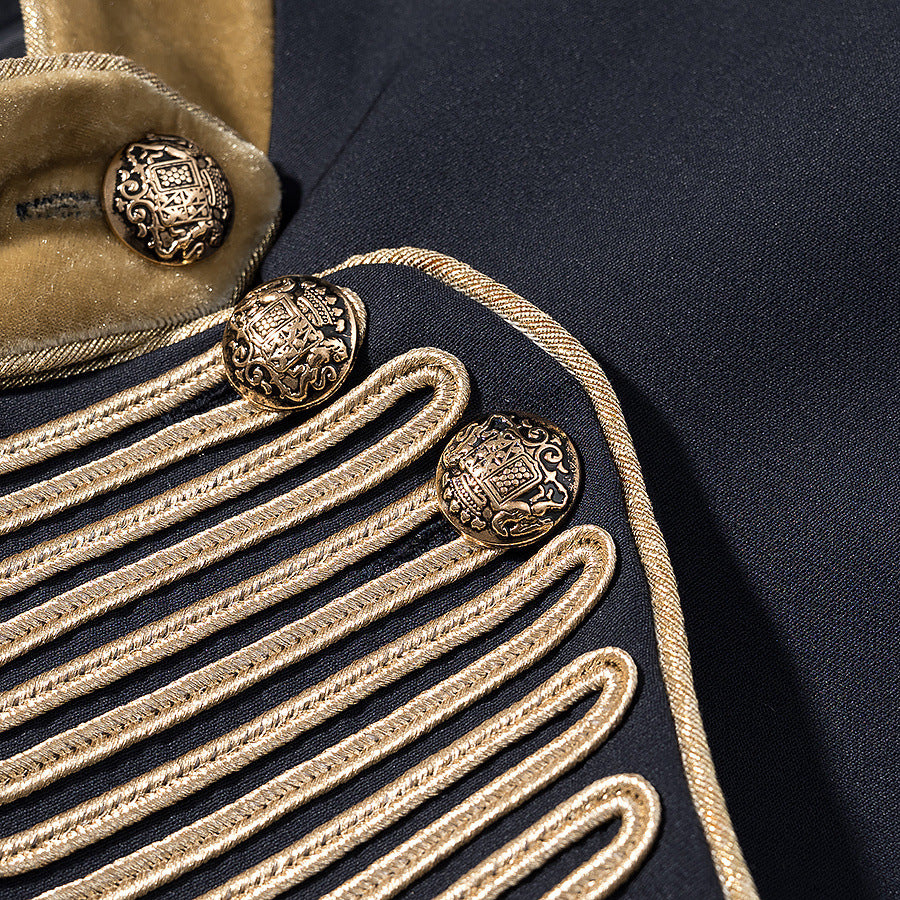 Damen Kurzblazer im Marschall-Stil mit verzierten Goldgalons und Stehkragen Nord Taschen