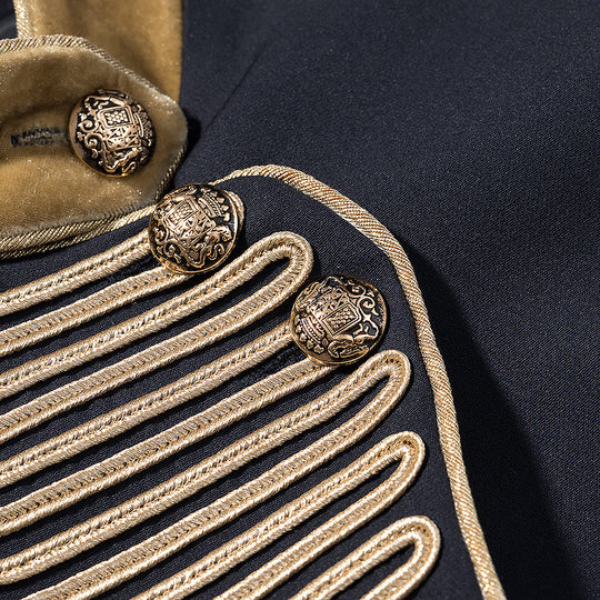 Damen Kurzblazer im Marschall-Stil mit verzierten Goldgalons und Stehkragen Nord Taschen