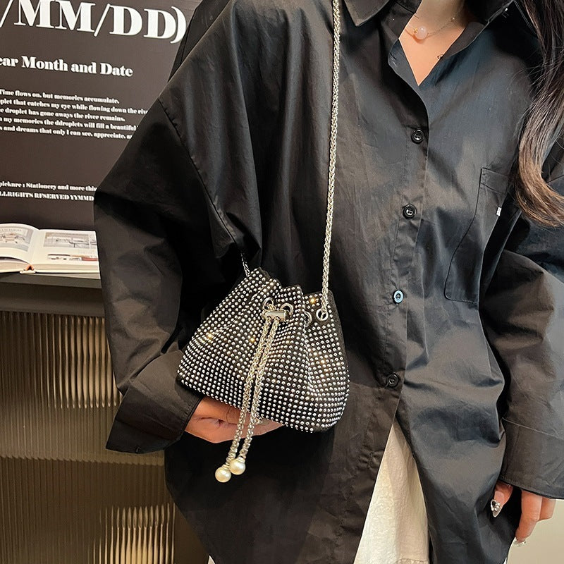 Damen glamouröse Beuteltasche mit Kettenakzenten Nord Taschen
