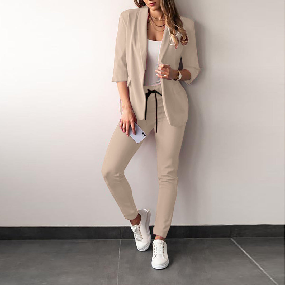 Damen elegantes und modernes Anzug-Set mit tailliertem Blazer und schmalen Hosen