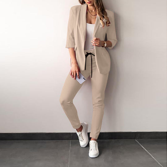 Damen elegantes und modernes Anzug-Set mit tailliertem Blazer und schmalen Hosen
