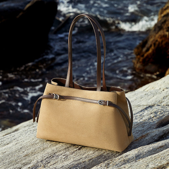 Damen Schultertasche aus hochwertigem Wildleder mit eleganten Akzenten Nord Taschen