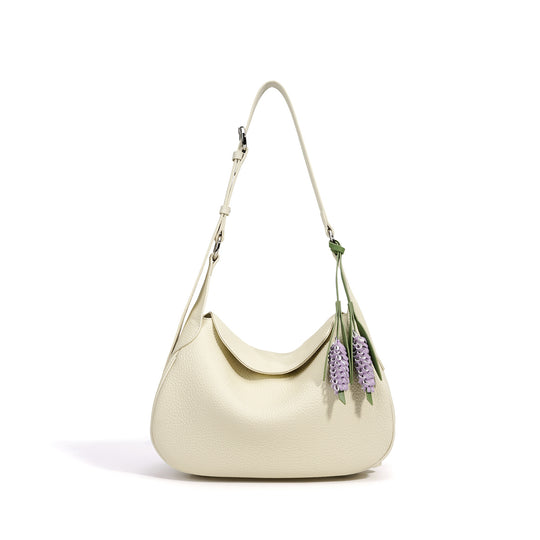 Damen Hobo-Tasche aus hochwertigem Leder mit verspieltem Blumenanhänger Nord Taschen
